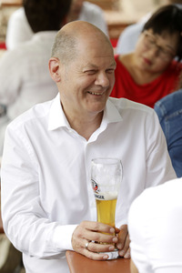 Olaf Scholz beim Get-together im Biergarten Zollpackhof in Berlin