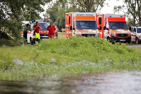 Rettungsübung von Feuerwehr und DLRG in Köln