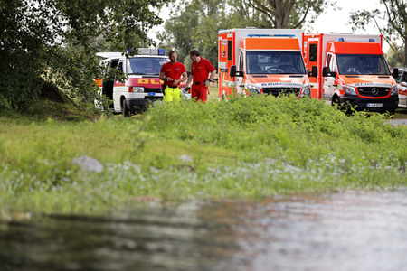 Rettungsübung von Feuerwehr und DLRG in Köln