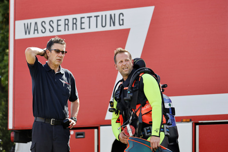 Rettungsübung von Feuerwehr und DLRG in Köln