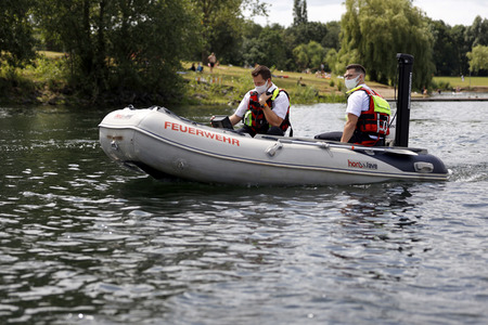 Rettungsübung von Feuerwehr und DLRG in Köln
