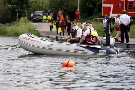 Rettungsübung von Feuerwehr und DLRG in Köln