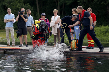 Rettungsübung von Feuerwehr und DLRG in Köln