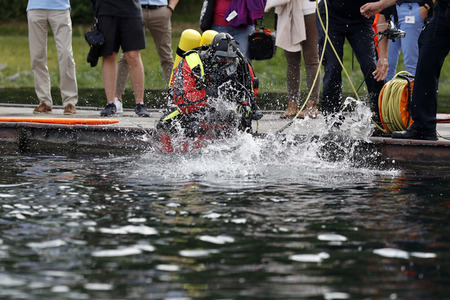 Rettungsübung von Feuerwehr und DLRG in Köln