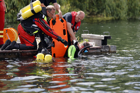 Rettungsübung von Feuerwehr und DLRG in Köln