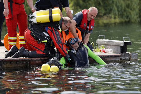 Rettungsübung von Feuerwehr und DLRG in Köln