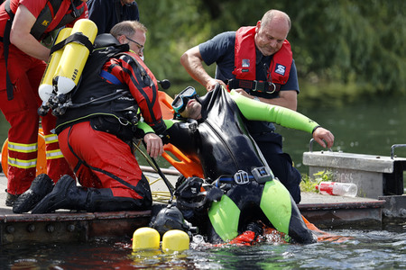 Rettungsübung von Feuerwehr und DLRG in Köln