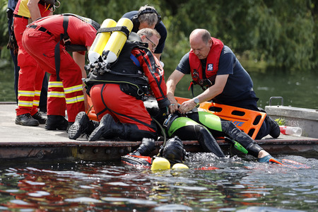 Rettungsübung von Feuerwehr und DLRG in Köln