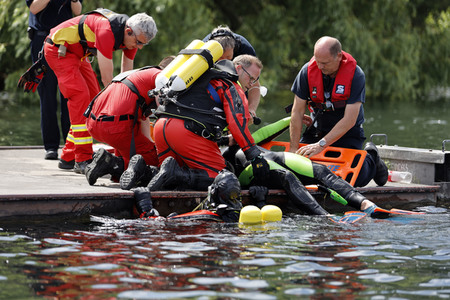 Rettungsübung von Feuerwehr und DLRG in Köln