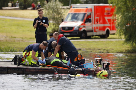 Rettungsübung von Feuerwehr und DLRG in Köln