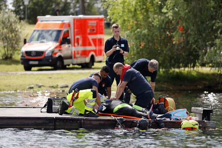 Rettungsübung von Feuerwehr und DLRG in Köln