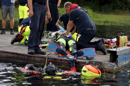 Rettungsübung von Feuerwehr und DLRG in Köln