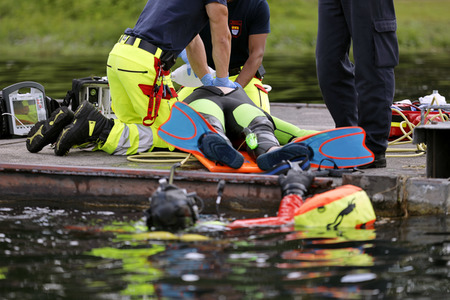 Rettungsübung von Feuerwehr und DLRG in Köln
