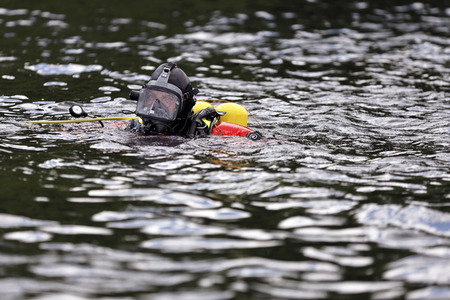 Rettungsübung von Feuerwehr und DLRG in Köln