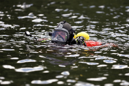 Rettungsübung von Feuerwehr und DLRG in Köln