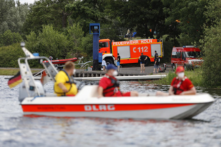 Rettungsübung von Feuerwehr und DLRG in Köln