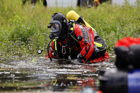 Rettungsübung von Feuerwehr und DLRG in Köln