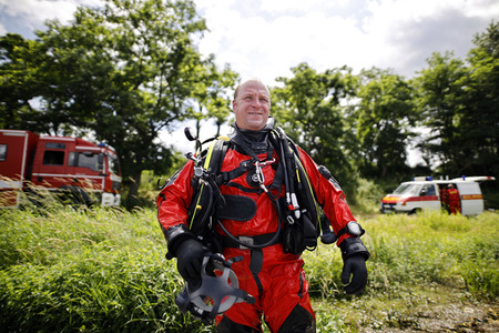 Rettungsübung von Feuerwehr und DLRG in Köln