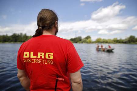 Rettungsübung von Feuerwehr und DLRG in Köln