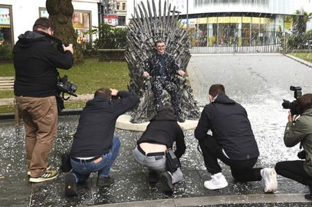 Enthüllung einer Statue des Eisernen Throns in London