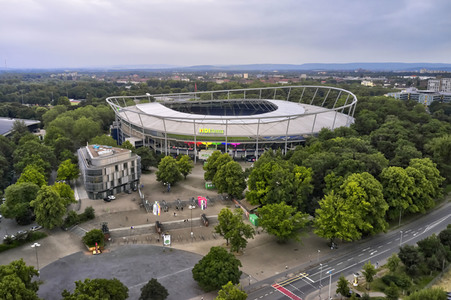 Regenbogenfarben an der HDI Arena in Hannover