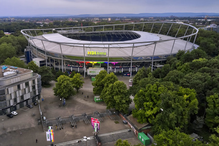 Regenbogenfarben an der HDI Arena in Hannover