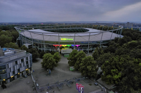 Regenbogenfarben an der HDI Arena in Hannover