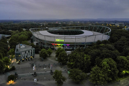 Regenbogenfarben an der HDI Arena in Hannover