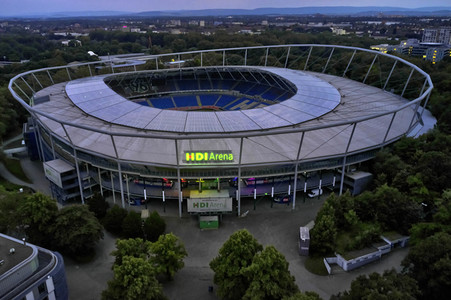 Regenbogenfarben an der HDI Arena in Hannover