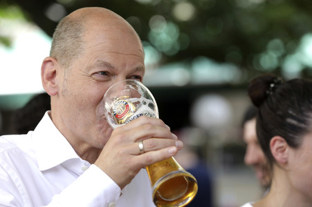 Olaf Scholz beim Get-together im Biergarten Zollpackhof in Berlin