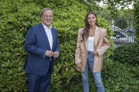 Fototermin mit Sophia Thomalla und Armin Laschet in Düsseldorf