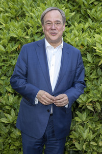 Fototermin mit Sophia Thomalla und Armin Laschet in Düsseldorf