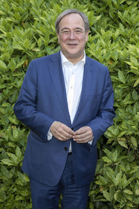 Fototermin mit Sophia Thomalla und Armin Laschet in Düsseldorf