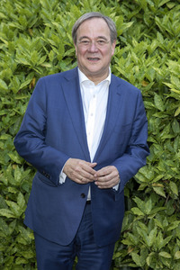 Fototermin mit Sophia Thomalla und Armin Laschet in Düsseldorf