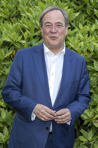 Fototermin mit Sophia Thomalla und Armin Laschet in Düsseldorf