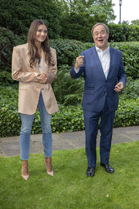 Fototermin mit Sophia Thomalla und Armin Laschet in Düsseldorf