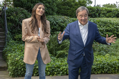 Fototermin mit Sophia Thomalla und Armin Laschet in Düsseldorf