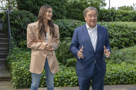 Fototermin mit Sophia Thomalla und Armin Laschet in Düsseldorf