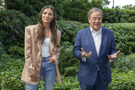 Fototermin mit Sophia Thomalla und Armin Laschet in Düsseldorf