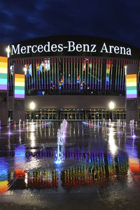 Regenbogenfarben an Gebäuden in Berlin