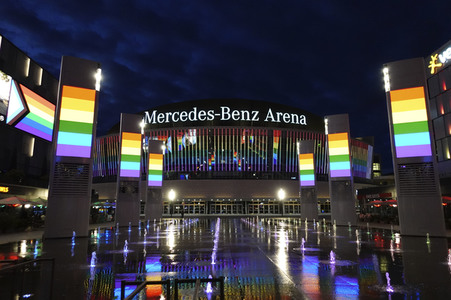 Regenbogenfarben an Gebäuden in Berlin