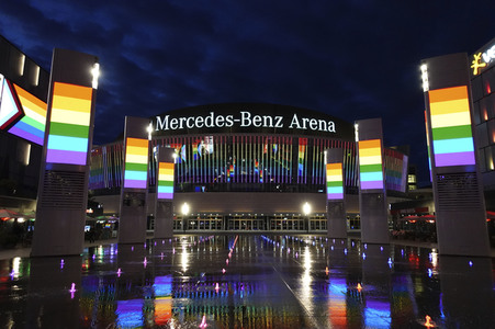 Regenbogenfarben an Gebäuden in Berlin