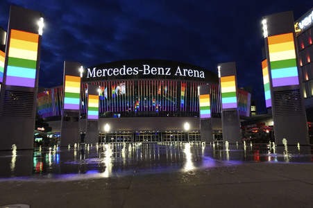 Regenbogenfarben an Gebäuden in Berlin
