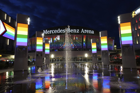 Regenbogenfarben an Gebäuden in Berlin