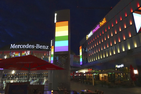 Regenbogenfarben an Gebäuden in Berlin