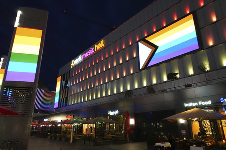 Regenbogenfarben an Gebäuden in Berlin