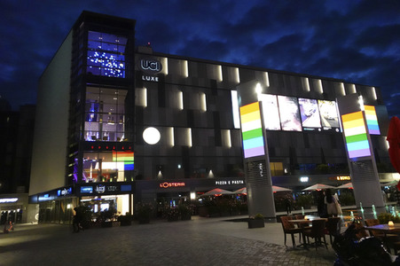 Regenbogenfarben an Gebäuden in Berlin