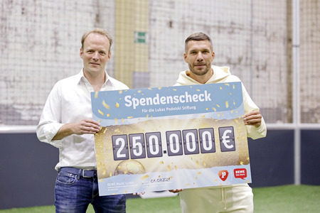Scheckübergabe Lukas Podolski Stiftung in Köln