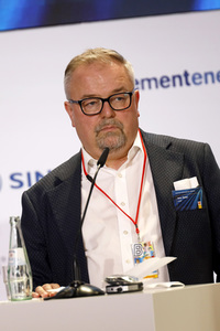 Inbetriebnahme der Wasserstoffelektrolyse REFHYNE Anlage von Shell in Wesseling