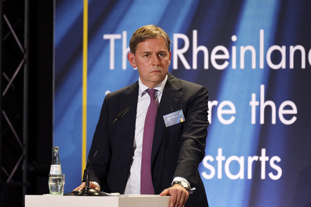 Inbetriebnahme der Wasserstoffelektrolyse REFHYNE Anlage von Shell in Wesseling